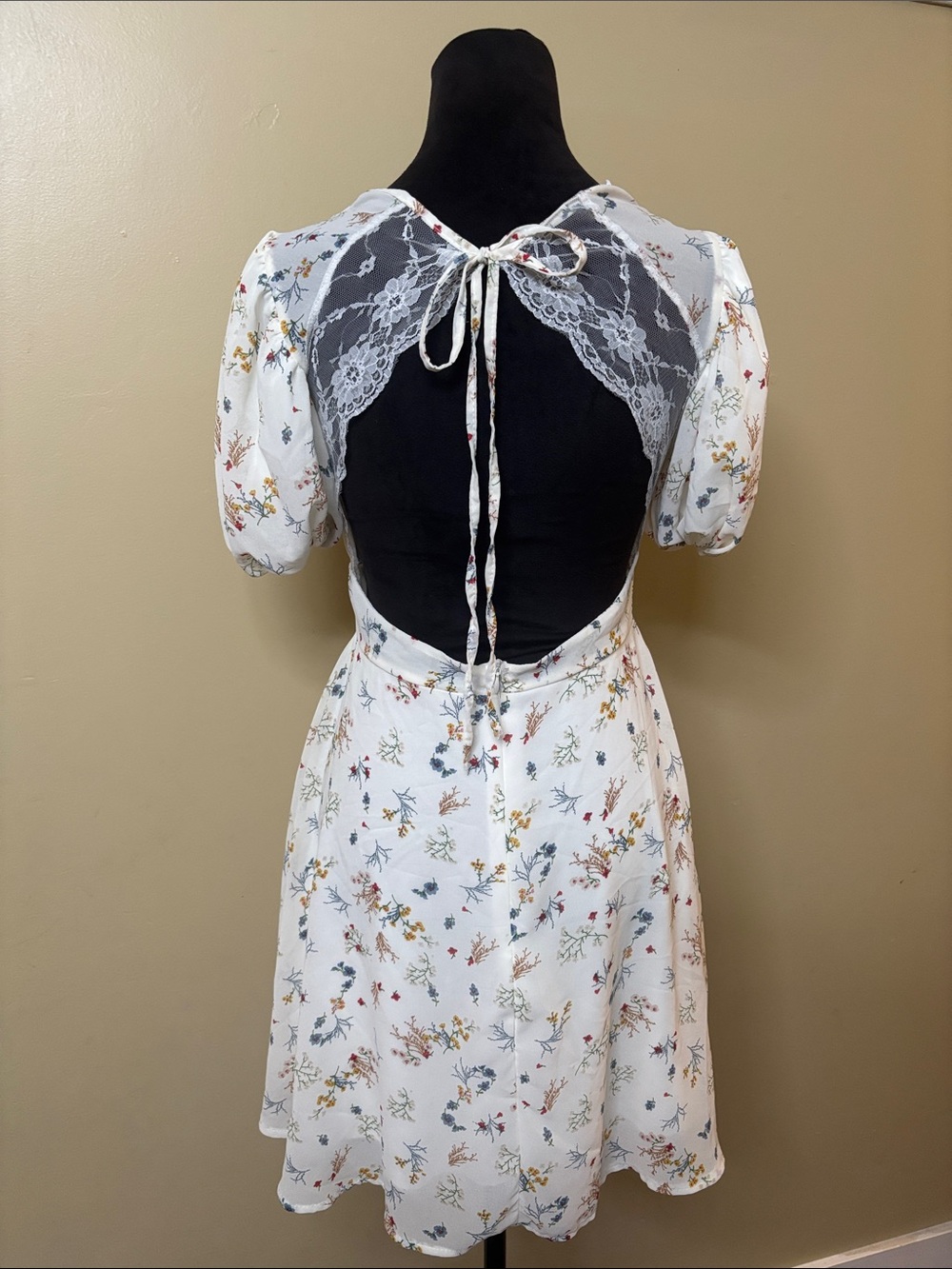 Cotton White Floral Puff-Sleeve Mini Dress with Lace Trim - Picture 2 of 5